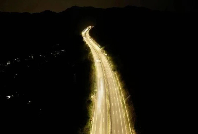 黄麻大桥至牛鼻山隧道段夜间照明效果 黄麻大桥至牛鼻山隧道段夜间照明效果