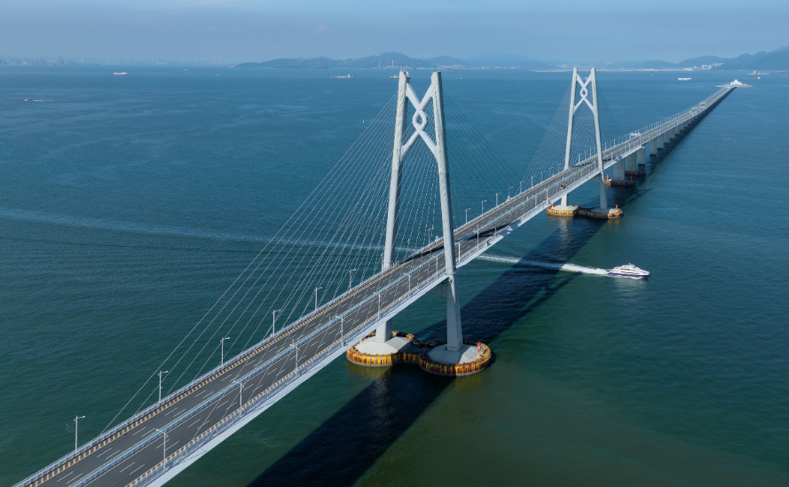 横跨伶仃洋的港珠澳大桥