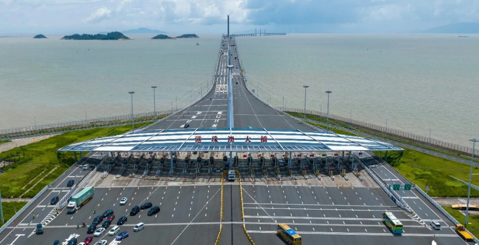 港珠澳大桥口岸开通后，成为中港车牌通行的重要新选择