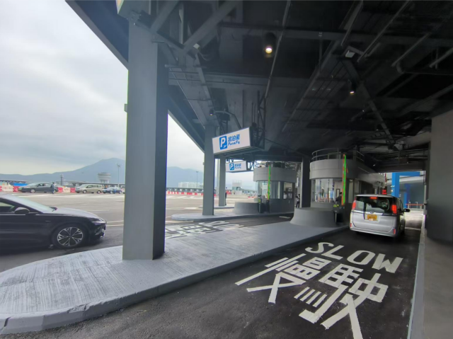 车辆在综合检查亭进行资料检查。摄/伍超贤