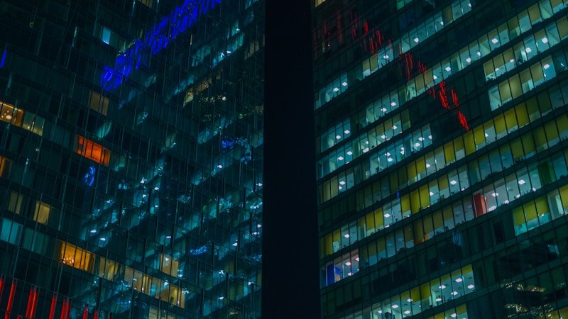 黑料官网示意配图：夜晚亮灯的建筑窗格